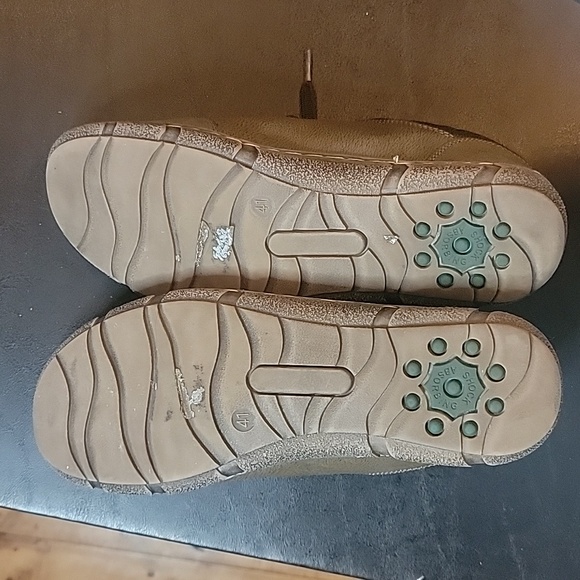 Casual Army Green Suede Hill and detail stitching.  Unsure of the material - Picture 5 of 6